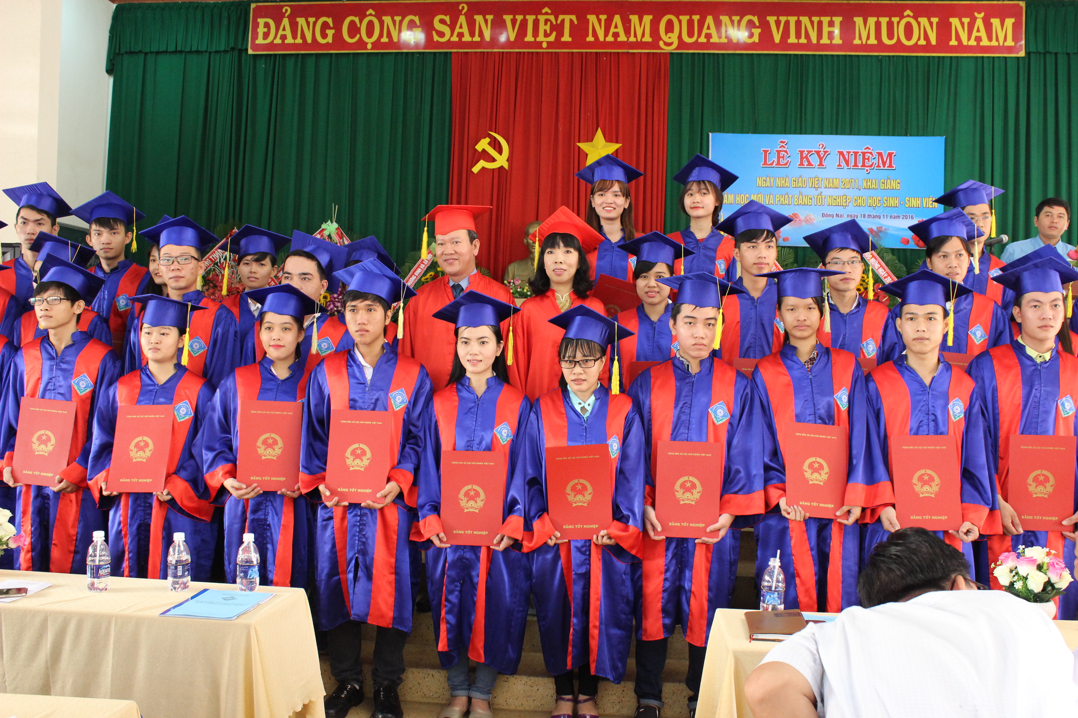 Lễ phát bằng tốt nghiệp cho sinh viên cao đẳng khóa 2013-2016